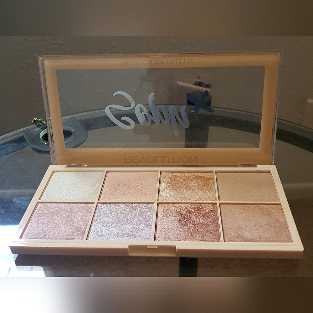 Makeup Revolution London Sophyx highlighter palette
